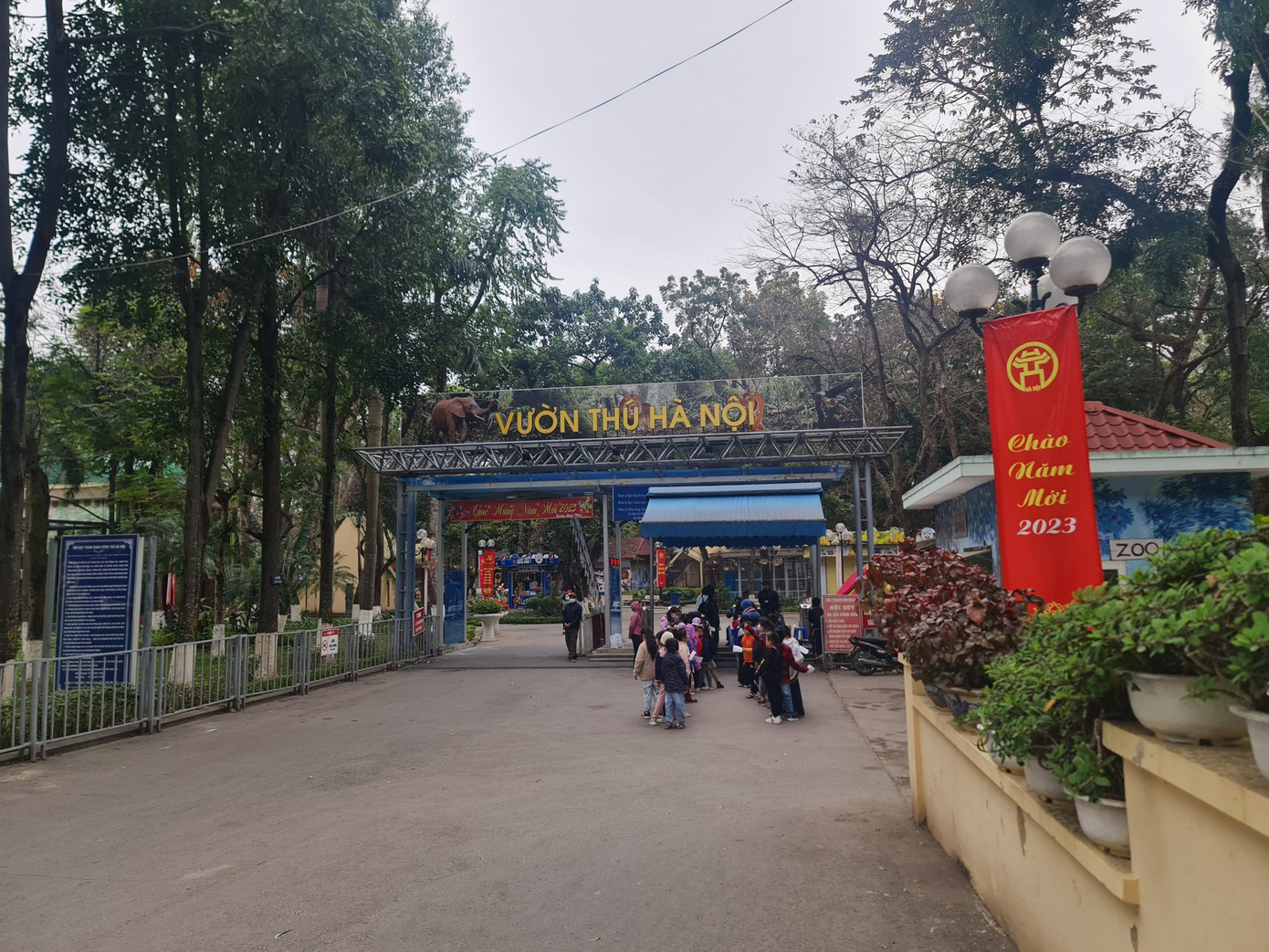 Tại buổi kiểm tra công viên Thủ Lệ ngày 7/2, Phó Chủ tịch UBND thành phố Hà Nội Dương Đức Tuấn yêu cầu Công viên Thủ Lệ nghiên cứu mở rào theo xu thế công viên mở hiện nay.