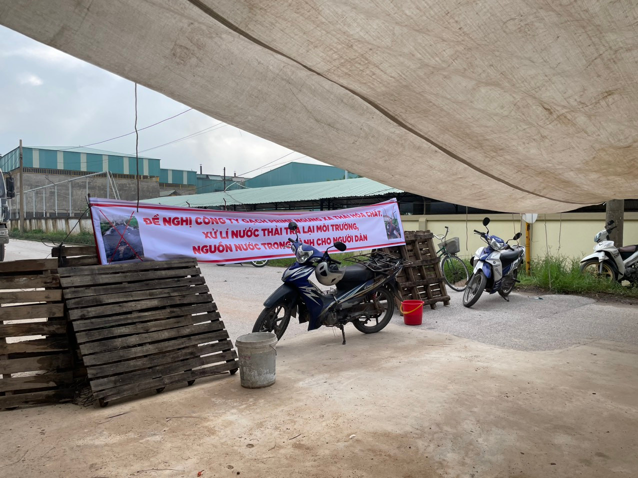 Người dân dựng vật cản đề nghị doanh nghiệp xử lý nước thải sáng 21/8. Ảnh người dân cung cấp