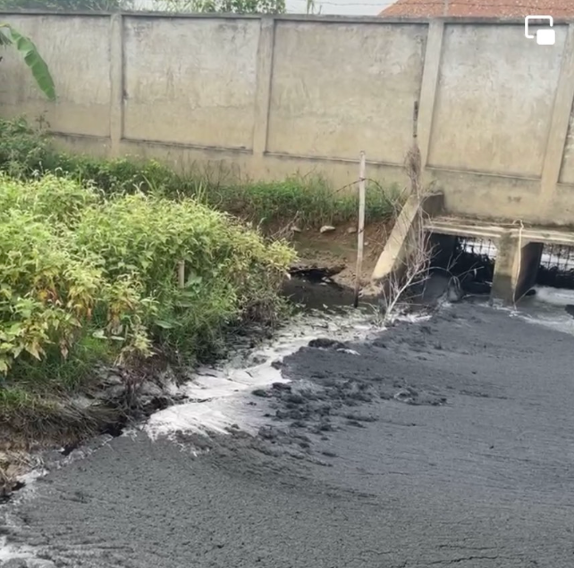 Nước thải đen đặc, bốc mùi hôi thối chảy ra từ nhà máy gạch Prime. Ảnh: Người dân cung cấp