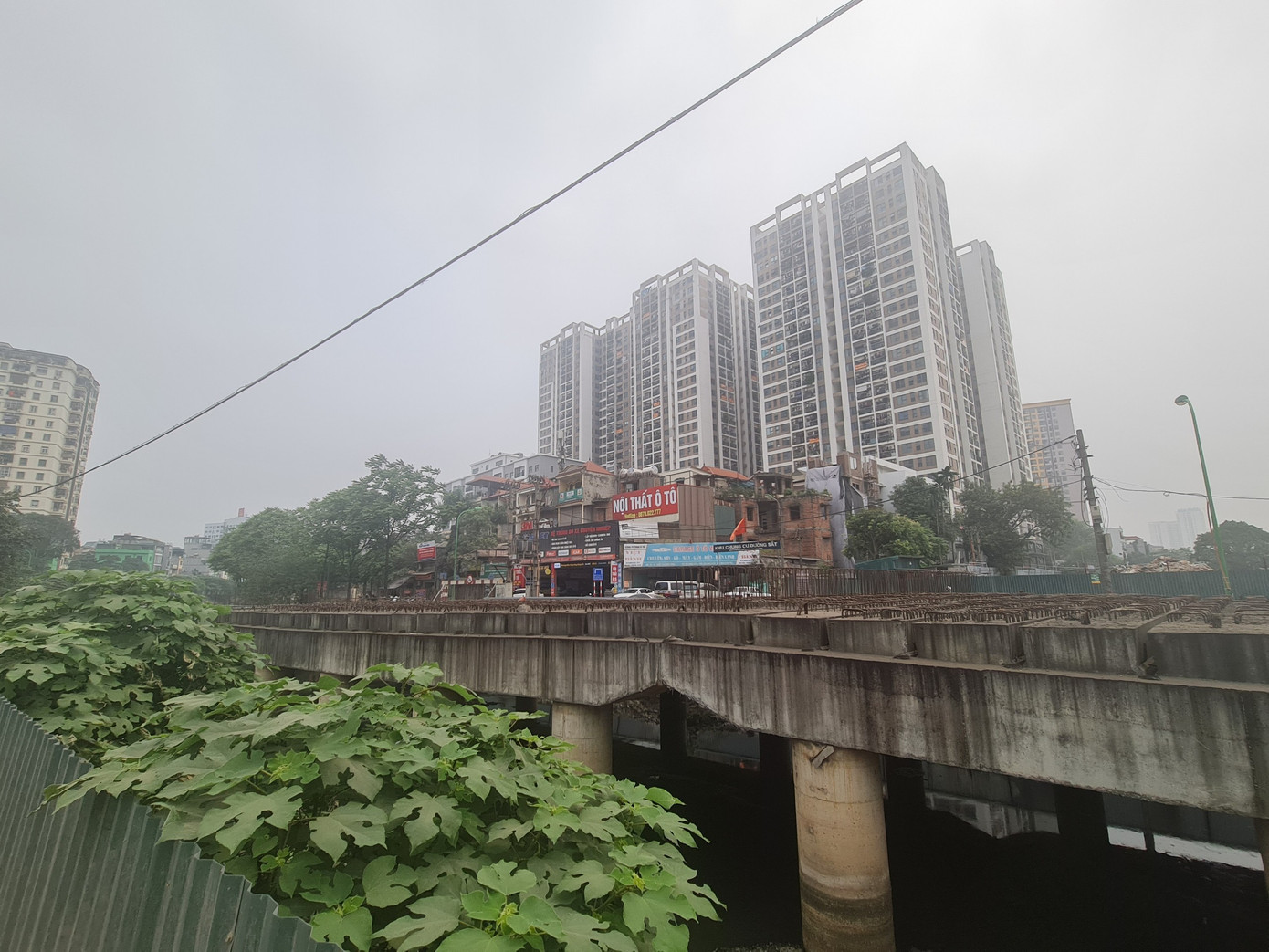 Cây cầu L3 bắc qua sông xây dựng xong mố cầu nhưng nhiều năm bỏ hoang, các hạng mục cầu xuống cấp, sắt thép hoen gỉ, cỏ dại mọc um tùm khiến con đường trông nhếch nhác.