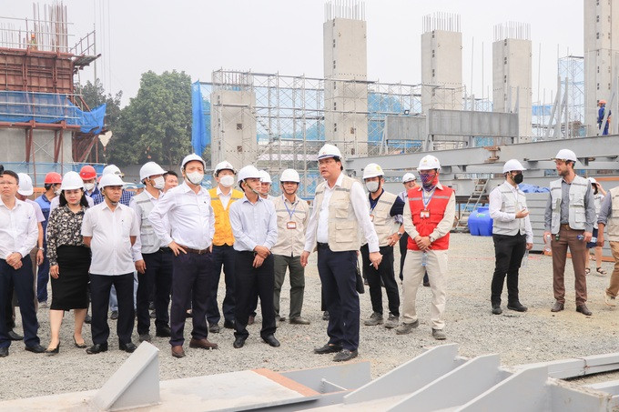 Phó Chủ tịch UBND thành phố Hà Nội Nguyễn Trọng Đông thị sát tại nhà máy điện rác Seraphin. Hiện nhà máy hoàn thành nhiều hạng mục vượt tiến độ đề ra