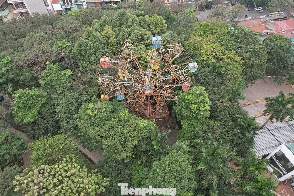 Theo Sở Xây dựng Hà Nội, công viên có 14 hạng mục công trình sai quy hoạch, sai giấy phép xây dựng như nhà hàng Queen Bee; khu nhà văn phòng; sân tennis... Một số công trình đã được xử lý.