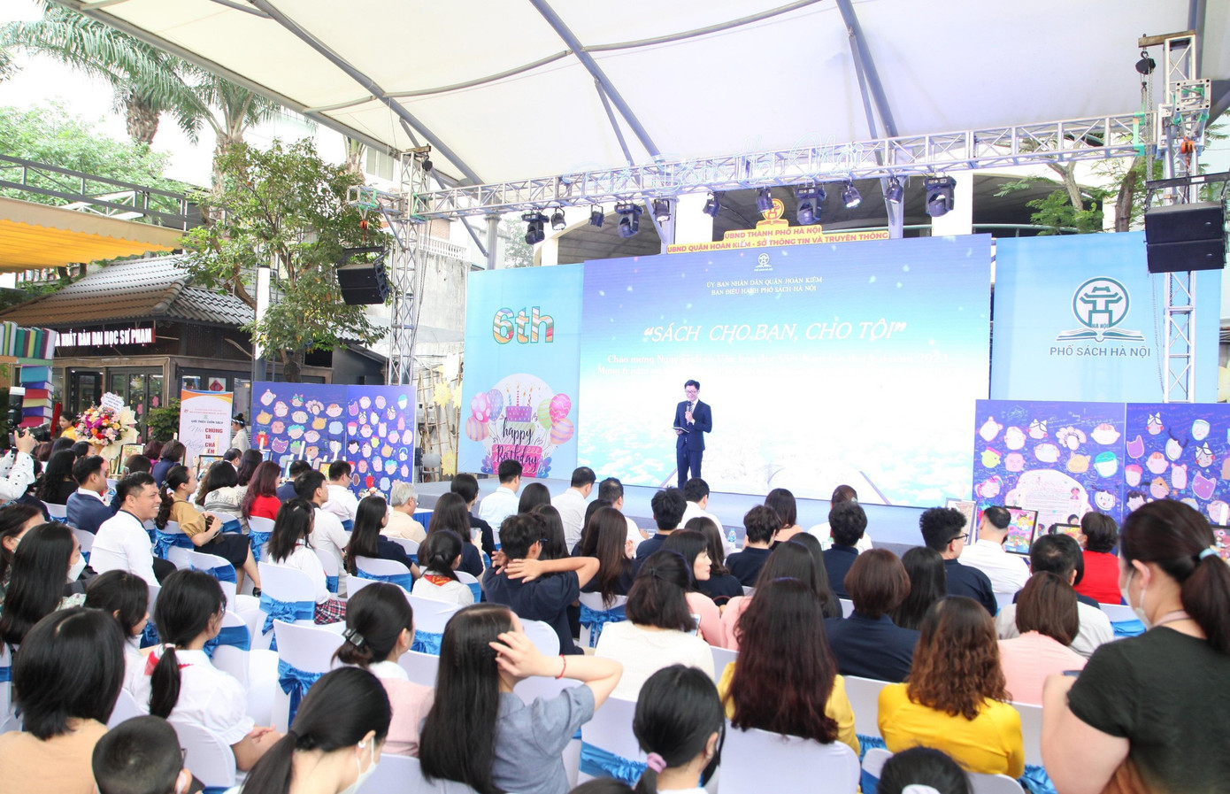 Sáng 21/4, UBND quận Hoàn Kiếm tổ chức chuỗi sự kiện Sách cho bạn, cho tôi diễn ra từ ngày 21/4 đến ngày 4/5 tại Phố sách Hà Nội.