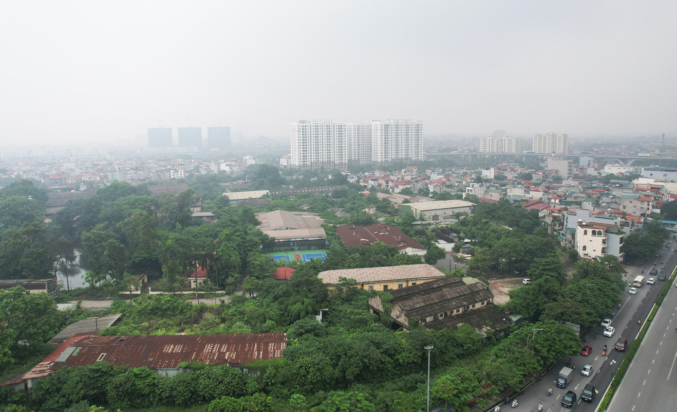 Nhà máy nằm ở vị trí trung tâm của Long Biên, địa giới hành chính thuộc phường Gia Thuỵ và Ngọc Lâm.