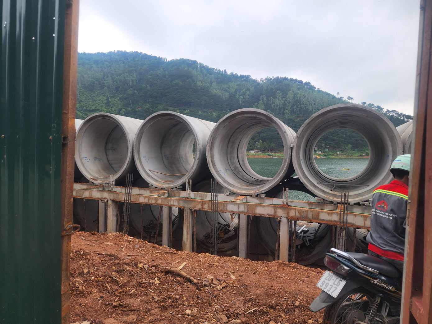 Một công trình đang xây dựng tại khu vực san gạt sát hồ Đồng Đò