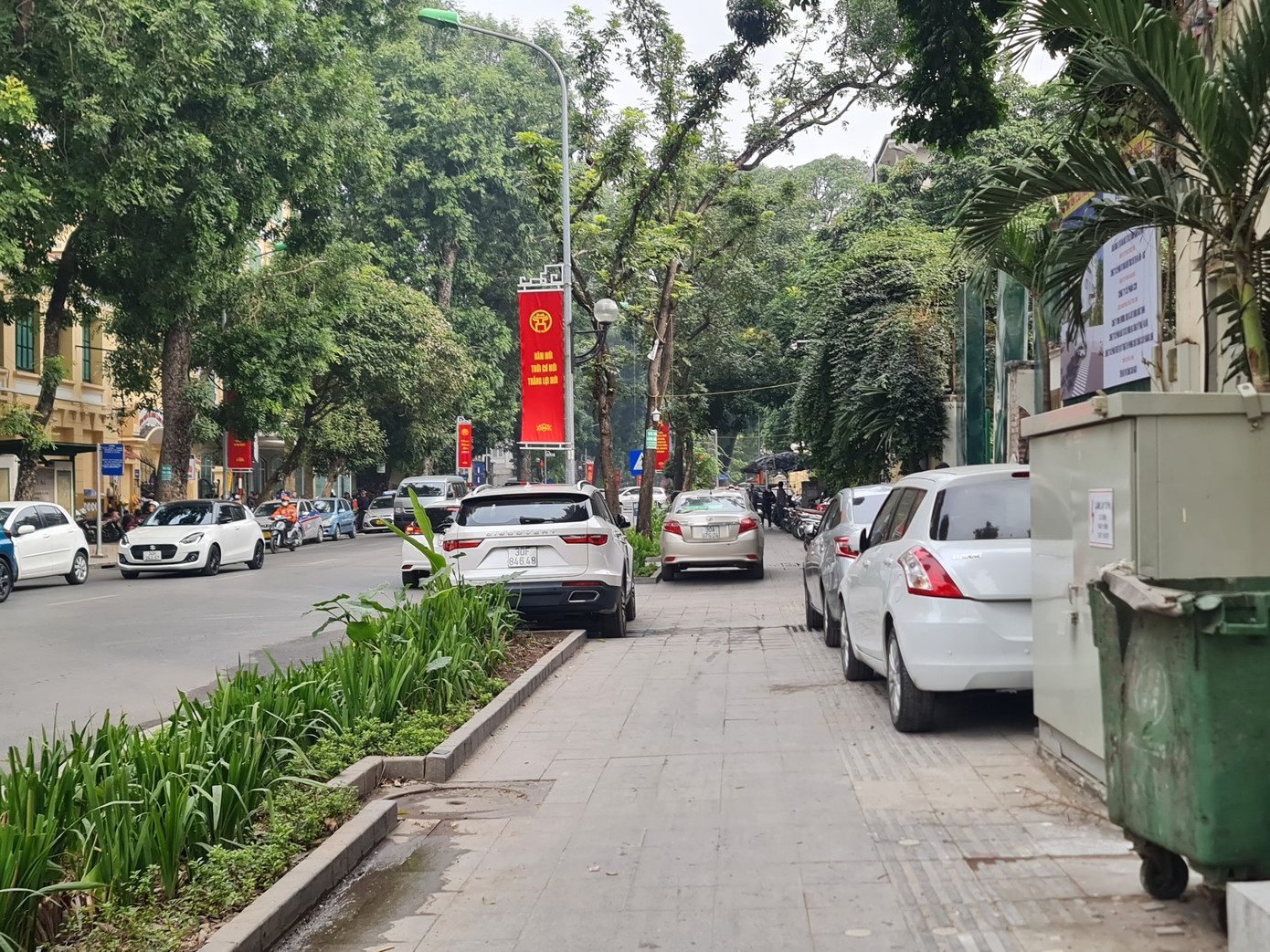 Ô tô được cho đỗ kín vỉa hè.