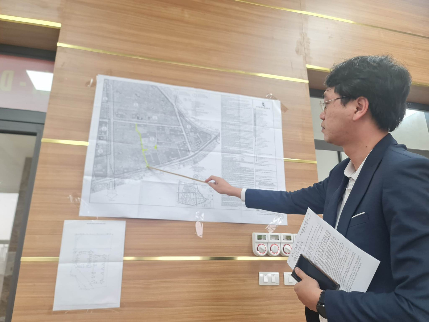 Chủ đầu tư trình bày hồ sơ thiết kế cho đại diện người dân Chủ đầu tư trình bày hồ sơ thiết kế cho đại diện người dân