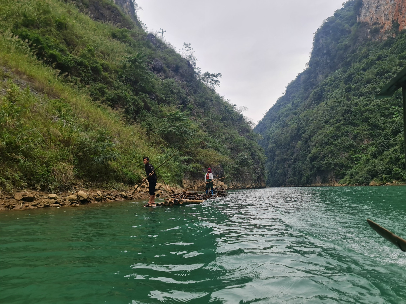 Anh Vàng Mí Sính (sinh năm 1995, dân tộc H&apos;Mông, trú tại xã Khâu Vai) chia sẻ, trước đây cứ ai thuê làm gì thì làm, thu nhập không ổn định. Vì ít việc sinh ra hay uống rượu, uống nhiều thành quen nhiều khi vì rượu mà quên cả việc. Từ khi được nhận việc lái đò chở khách du lịch ở sông Nho Quế 3, công việc ổn định, thu nhập đều đặn từ đó anh cũng bớt uống rượu. &quot;Khách đến thì mình chở, không có khách lại hỗ trợ vớt rác và nuôi cá cùng các anh ở HTX&quot;, anh Sính chia sẻ.