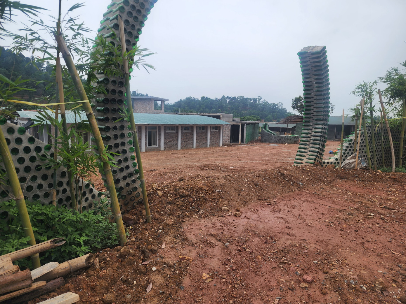 Một homestay đang được xây dựng sát mặt hồ Ban Tiện