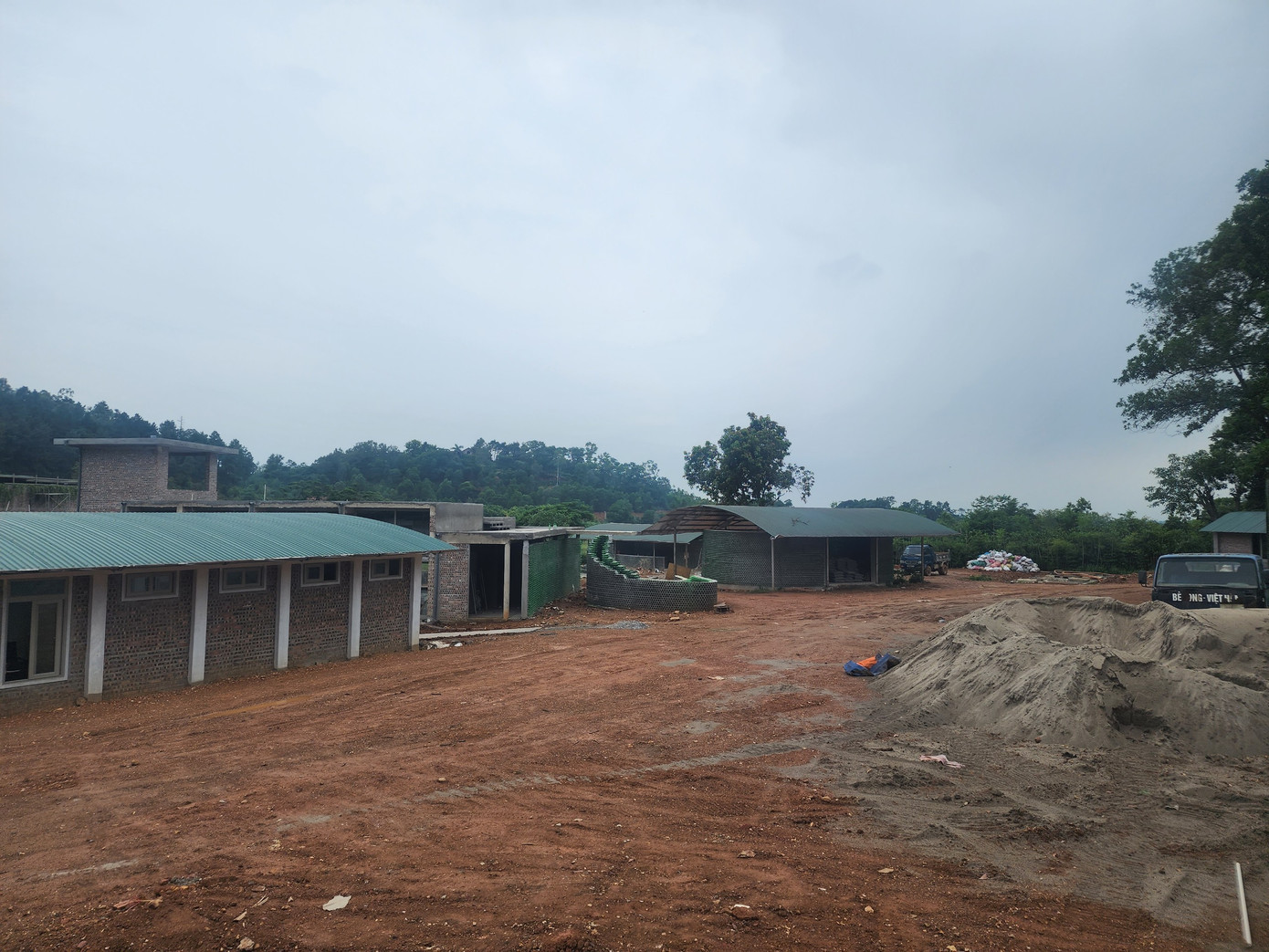 Theo tìm hiểu của PV, khu đất này là đất ở lâu năm. Được một người mua gom lại từ đất ở của người dân