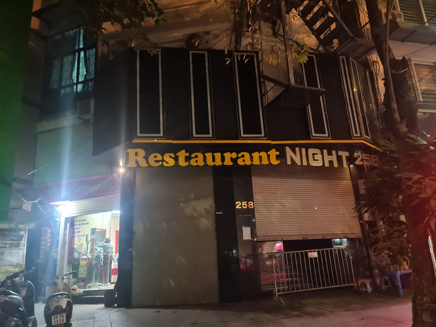 Quán karaoke tại số 258 Trần Khát Chân (quận Hai Bà Trưng) chuyển sang mô hình nhà hàng nhưng vẫn chỉ hoạt động cầm chừng