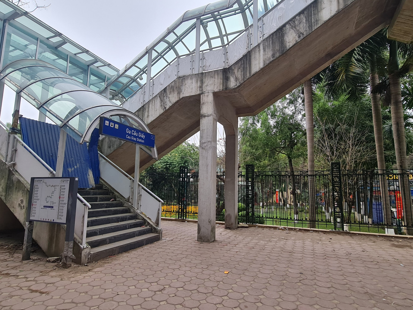 Hàng rào sau khi được mở sẽ có vùng đệm là vườn hoa trước khi tiếp cận với các chuồng nuôi thú