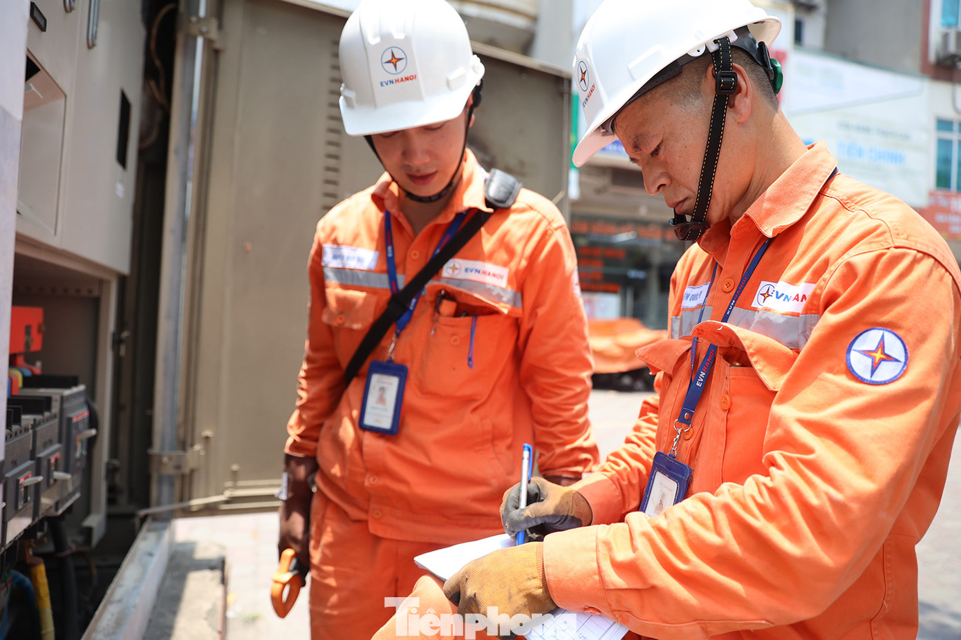 Đại diện Tổng Công ty Điện lực Hà Nội (EVN HANOI) cho biết thêm, nhờ công tác tuyên truyền người dân đã có ý thức hơn trong việc sử dụng điện. Theo đó tổng sản lượng điện tiết kiệm điện trên toàn địa bàn thành phố tính từ ngày 15 ÷ 30/05/2023 đạt hơn 12 triệu kWh trong đó có hơn 3.058 lượt khách hàng trọng điểm tham gia phối hợp thực hiện điều chỉnh nhu cầu phụ tải điện với sản lượng điện tiết giảm được gần 2 triệu kWh.