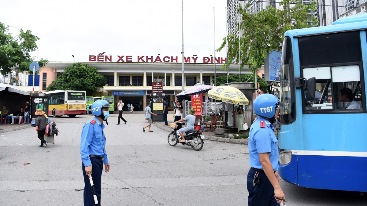 Tại cổng bến xe Mỹ Đình ngày 28/8, lực lượng Thanh tra giao thông quận Nam Từ Liêm phối hợp với Đội CSGT đường bộ số 6 (Phòng CSGT thành phố Hà Nội) tổ chức tuyên truyền, nhắc nhở các phương tiện dừng đỗ trước cổng bến xe không đúng quy định, kiểm tra xử lý các xe vi phạm.