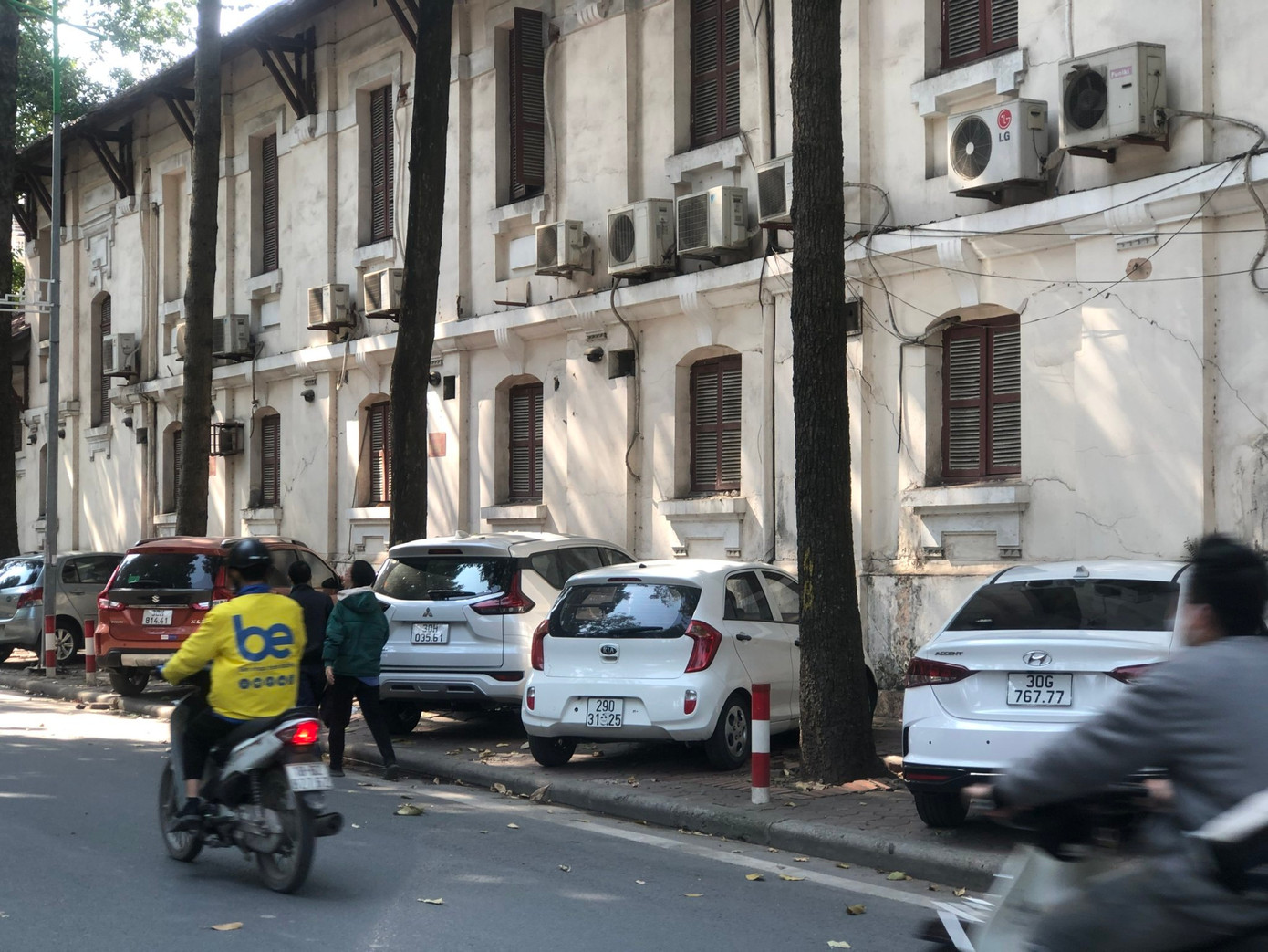 Đường Hùng Vương (đoạn từ Trần Phú đến Nguyễn Thái Học) - mặt sau Bệnh viện đa khoa Xanh Pôn cũng được các đơn vị tổ chức trông giữ ô tô trên vỉa hè.