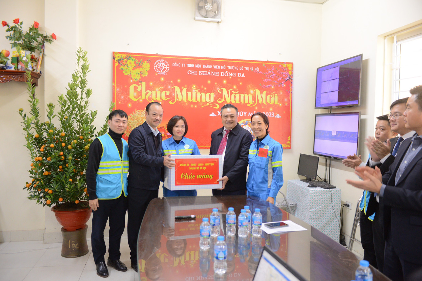 Lãnh đạo thành phố tặng quà cho công nhân làm việc xuyên Tết đảm bảo vệ sinh cho Thủ đô