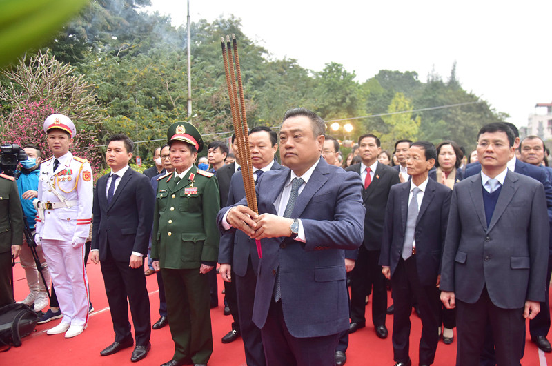 Chủ tịch UBND thành phố Hà Nội Trần Sỹ Thanh dâng hương tưởng nhớ Hoàng đế Quang Trung - Nguyễn Huệ Chủ tịch UBND thành phố Hà Nội Trần Sỹ Thanh dâng hương tưởng nhớ Hoàng đế Quang Trung - Nguyễn Huệ