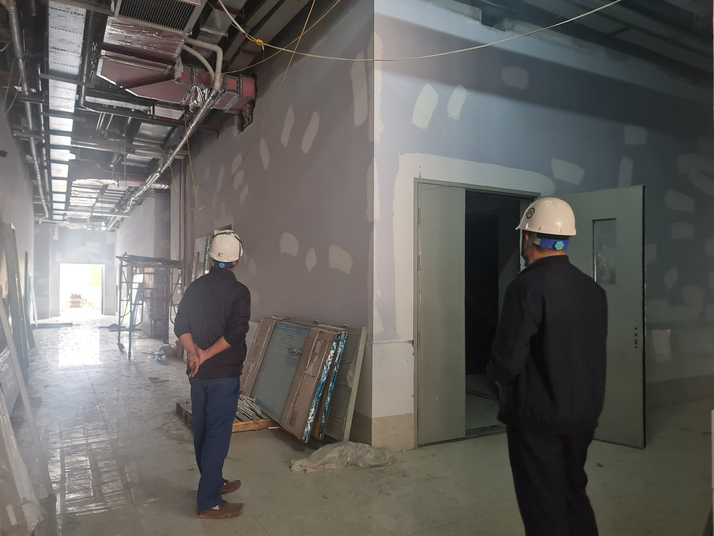 Lý do bởi tất cả đều đang lúng túng trong việc tổ chức đấu thầu mua sắm thiết bị y tế. Khó khăn đến ngay từ khâu lập danh mục cấu hình thiết bị y tế, tiếp đến xây dựng cấu hình... Ngoài ra, có những thiết bị không có trong danh mục niêm yết trên cổng thông tin của Bộ Y tế... chủ đầu tư cũng không dám mua.