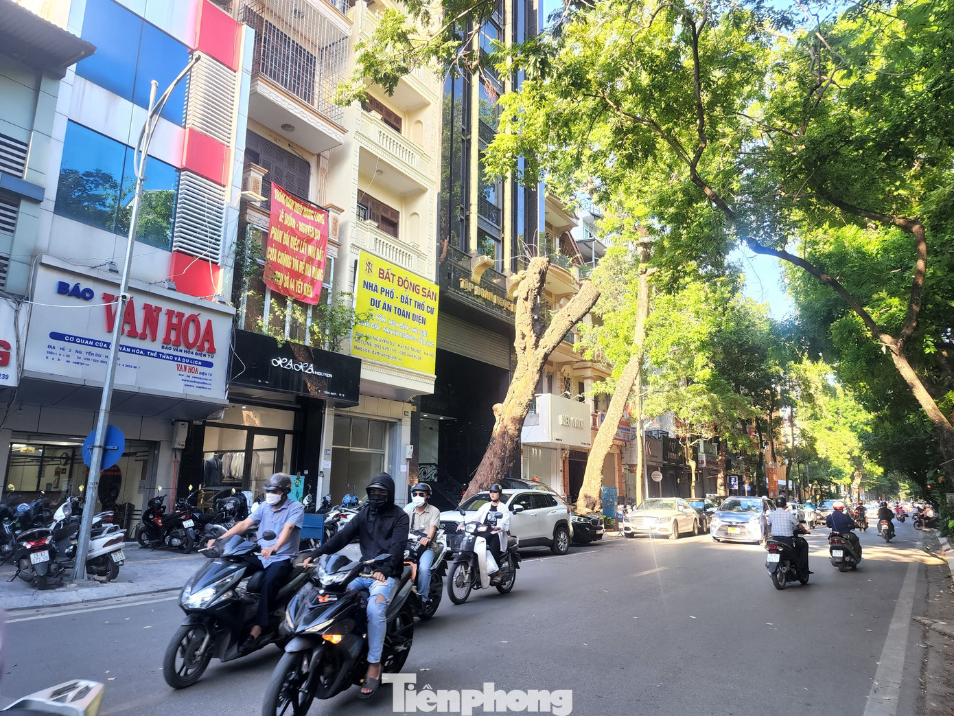 Khu vực cưỡng chế nằm tại vị trí mặt đường phố Nguyễn Du, mặt phố Lê Duẩn và ngõ Hàng Lọng. Ảnh: Hiểu Minh