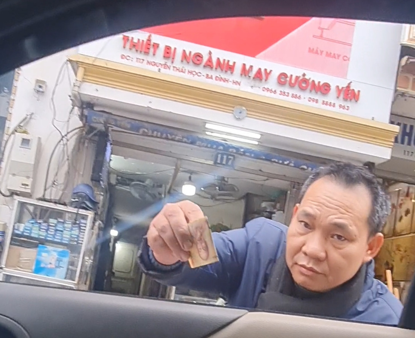 Khi được hỏi vé xe, người trông xe ở đây khẳng định: "Không có vé".