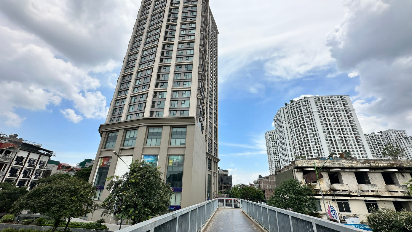 Vị trí tòa nhà King Place (trái) và tòa nhà 3 tầng xuống cấp