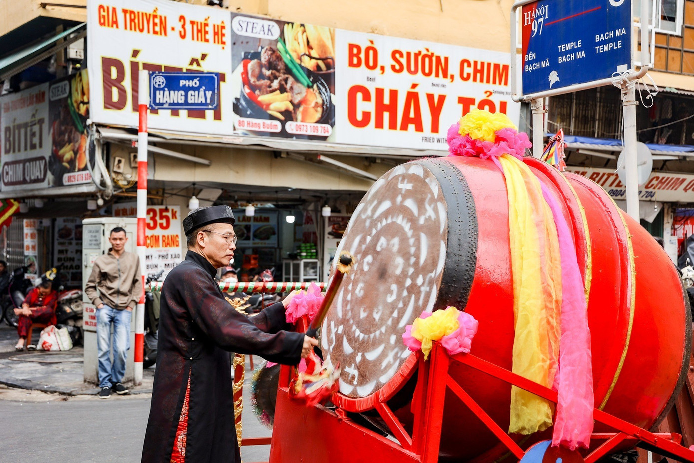 Đánh trống khai hội.