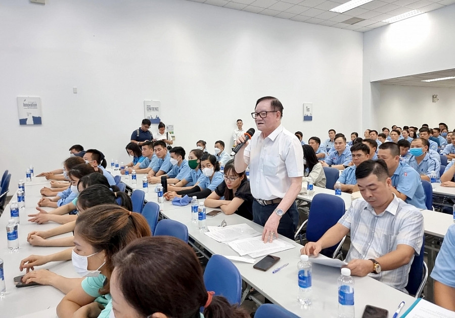 Đại diện các doanh nghiệp khu công nghiệp nêu ý kiến tại buổi đối thoại