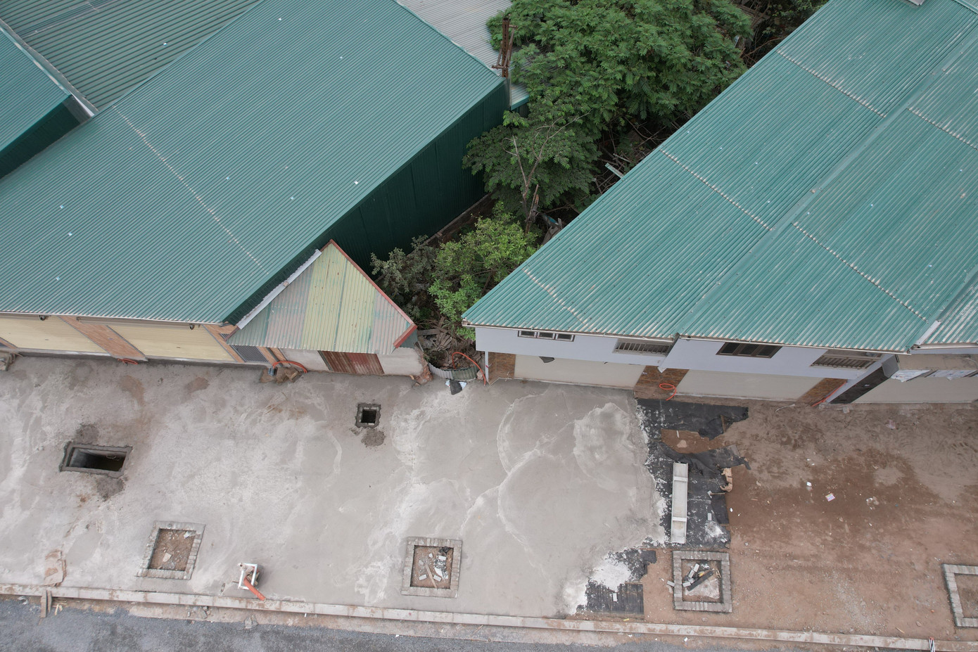 Một căn nhà hình tam giác với diện tích siêu nhỏ - đại diện UBND phường Thịnh Liệt cho biết, hiện địa phương đang yêu cầu chủ ngôi nhà này tiến hành hợp khối với nhà bên cạnh.