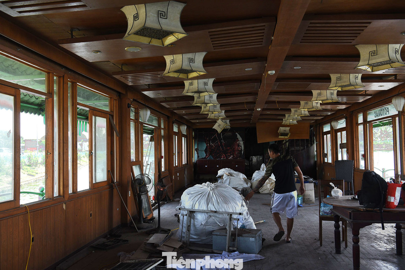 Bên trong con tàu, toàn bộ bàn ghế, cửa kính, đang được bên thi công tháo dỡ