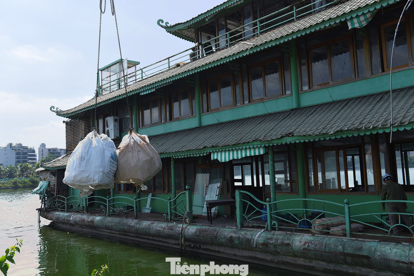 Sau khi đóng vào các túi lớn, máy cẩu chuyển các phế liệu này sang xe tải để vận chuyển đi