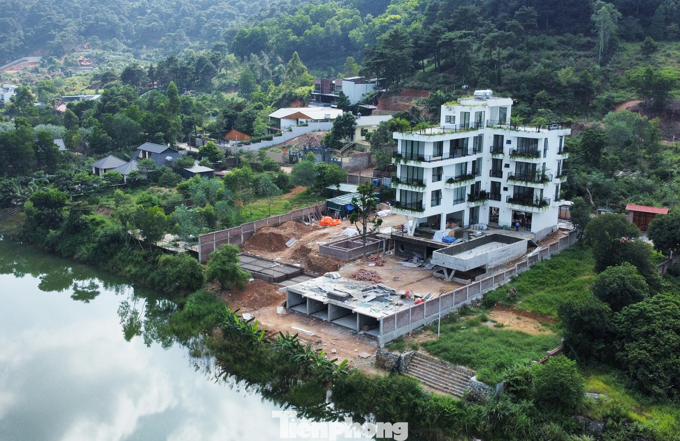 Công trình 7 tầng sai phạm ven hồ Đồng Đò nằm trong kế hoạch cưỡng chế lần này.