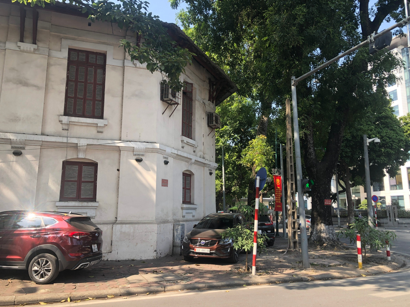 Tại đây, luôn có người đứng ra trông xe với giá mỗi ô tô là 50.000 đồng, không có vé xe.