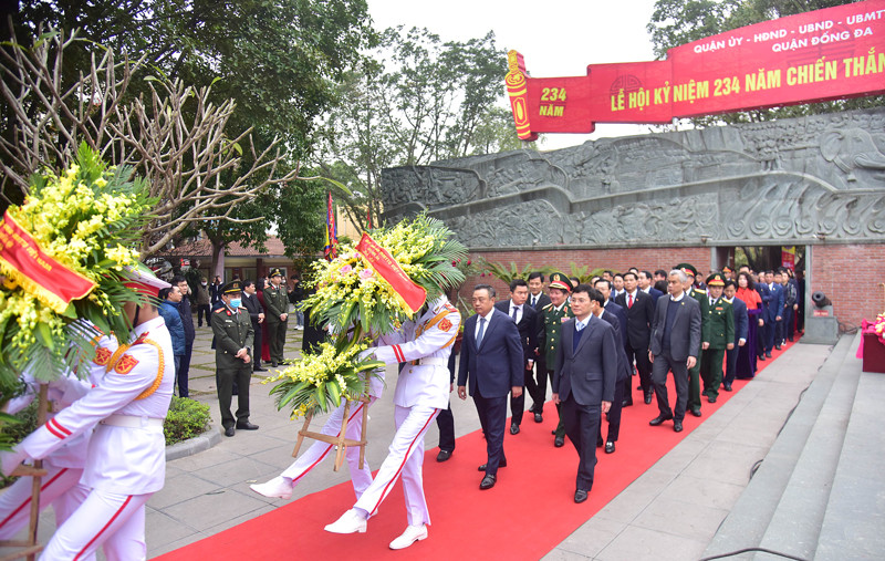 Đại biểu làm lễ dâng hoa, dâng hương Đại biểu làm lễ dâng hoa, dâng hương
