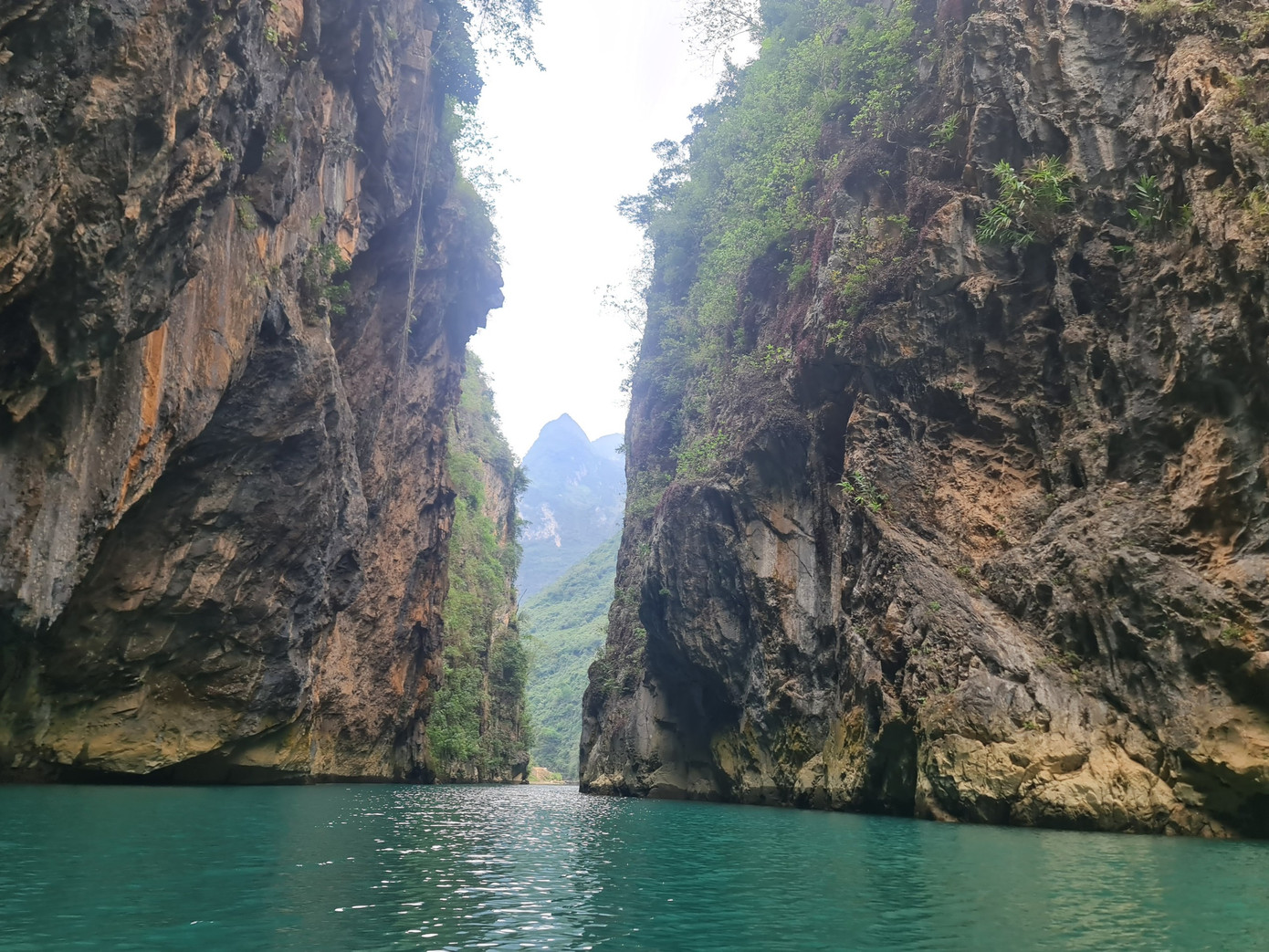 Được biết, lòng hồ Nho Quế tạo việc làm cho hơn 20 bà con dân tộc địa phương. Năm 2023, HTX tiếp tục mở rộng dịch vụ lưu trú, cho du khách trải nghiệm cắm trại bên dòng sông Nho Quế.