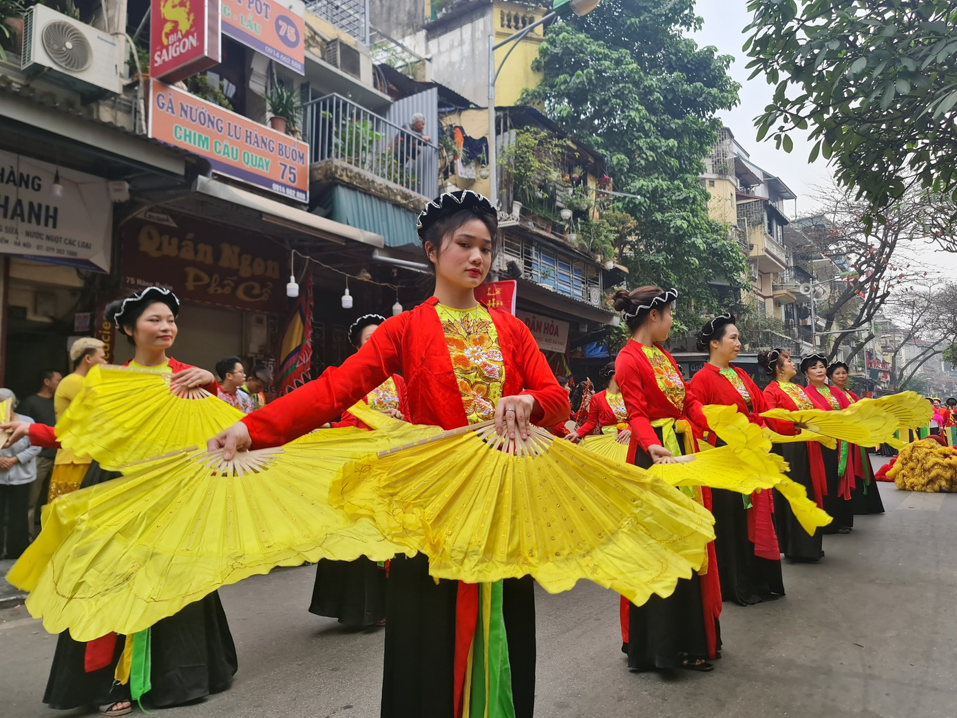 Đi đầu là đội múa rồng, sư tử, tiếp đến là đội cờ, trống chiêng, sinh tiền, đánh bồng, bát âm, đội kiệu lễ vật và đội kiệu bát cống đền Bạch Mã với đầy đủ tàn, tán, lọng, đội tế nam quan, dâng hương nữ.