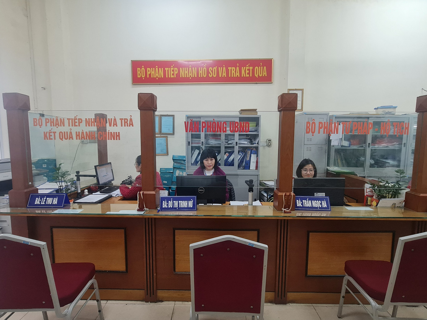 Bà Trần Thị Nga, Chủ tịch UBND phường Hàng Buồm cho biết, các nhiệm vụ trực Tết của phường đều thực hiện đầy đủ. Trong ngày đầu tiên sau kỳ nghỉ Tết Nguyên đán, toàn bộ 20 cán bộ, công chức, các đơn vị hiệp quản có mặt đầy đủ từ 8h kém 15 để gặp mặt đầu năm. Sau đó, đúng 8h các bộ phận bắt tay ngay vào làm việc.