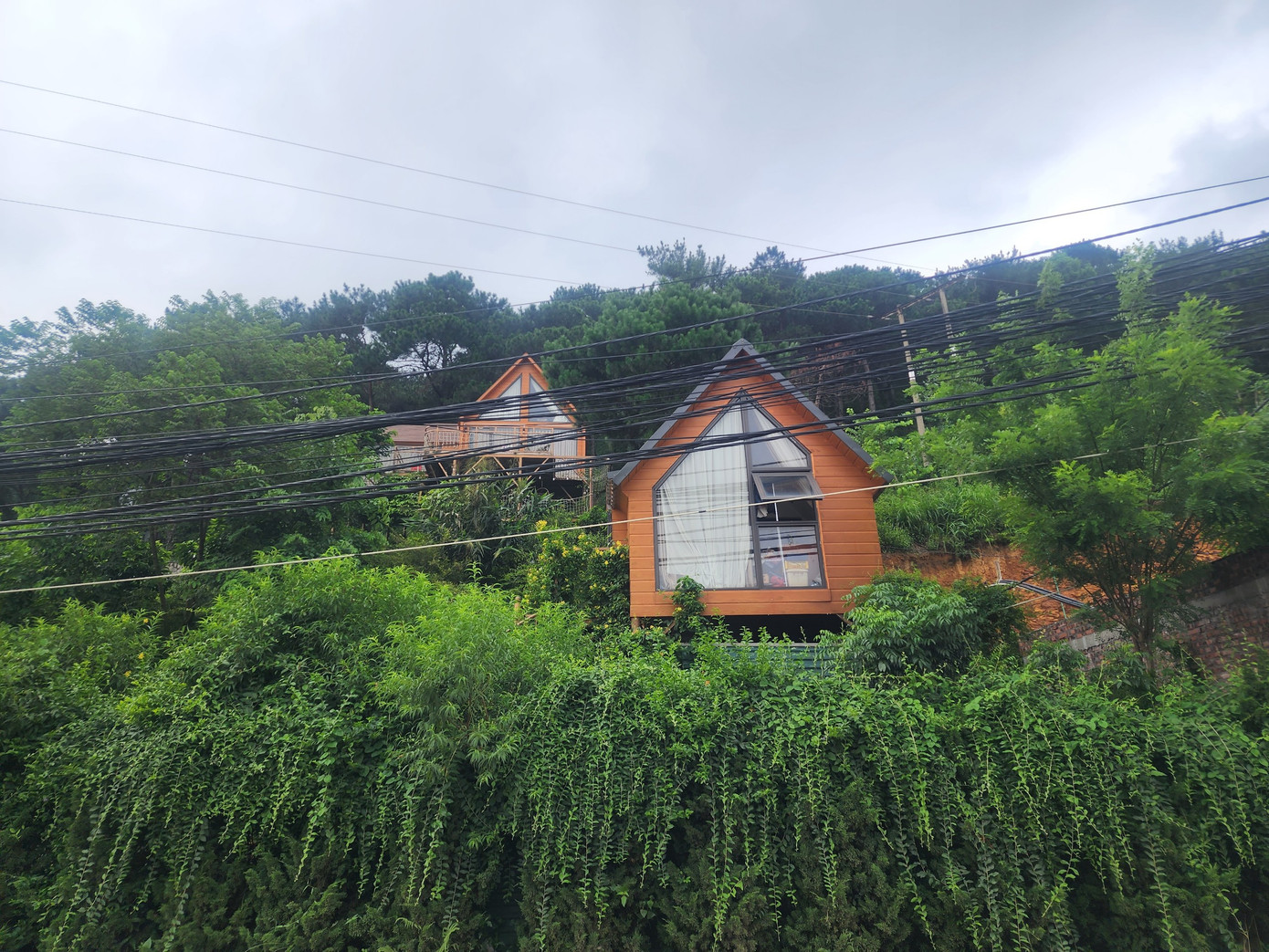 Homestay dạng nhà tạm, xây dựng tại lưng chừng đồi tiềm ẩn nguy cơ sạt lở. Bên cạnh đó, nhiều cơ sở lưu trú không được cấp điện, dẫn đến tình trạng đấu nối điện tùy tiện, có nguy cơ cháy nổ