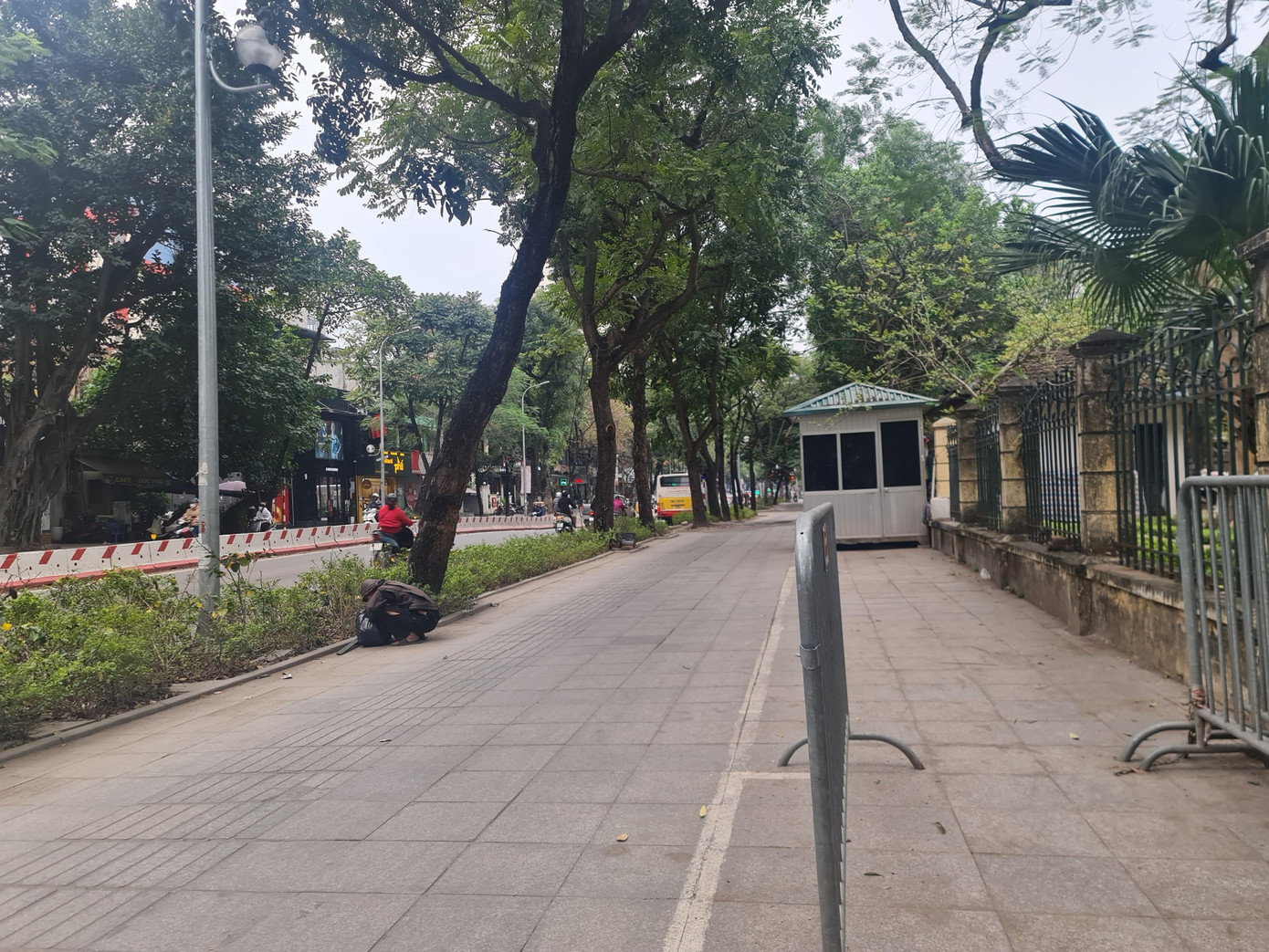 Vỉa hè phố Huỳnh Thúc Kháng (quận Ba Đình) sạch bóng ô tô