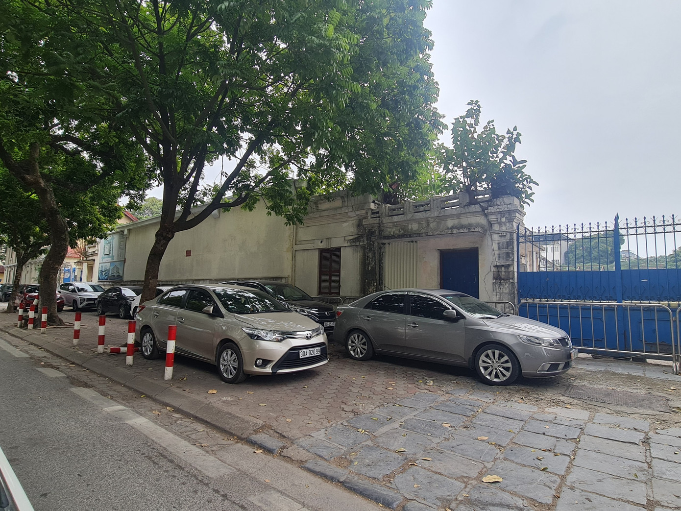 Các bãi xe mà báo Tiền Phong phản ánh không được cấp phép, UBND quận sẽ yêu cầu UBND phường Điện Biên kiểm tra, xử lý, thông tin đến báo.