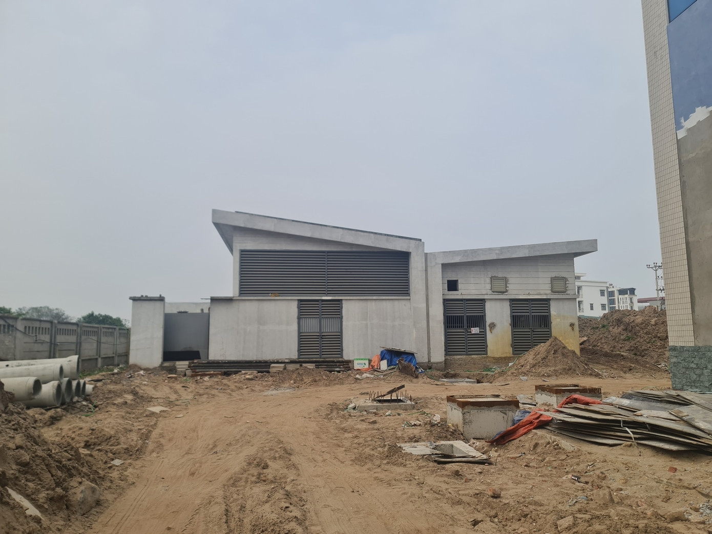 Đối với công tác mặt bằng, hiện dự án chỉ còn 1 khối nhà nằm trên diện tích làm sân đường chưa giải phóng mặt bằng (GPMB). Do đây là nhà đất của Bảo hiểm xã hội Việt Nam nằm trong khuôn viên của Bệnh viện, chủ đầu tư đã có văn bản đề nghị Bảo hiểm Thành phố, Bảo hiểm xã hội Việt Nam đề nghị sớm bàn giao tòa nhà phục vụ thi công.