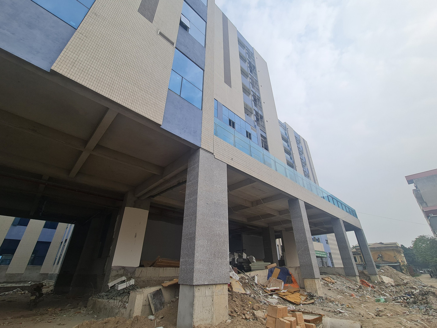 Đây không phải trường hợp bệnh viện duy nhất gặp khó, ở Hà Nội còn có 4 dự án chuyển tiếp từ giai đoạn 2016-2020 cũng trong tình trạng khó khăn về đấu thầu trang thiết bị y tế bao gồm: Nhi Hà Nội giai đoạn I; Đa khoa Hà Đông; Đa khoa huyện Ba Vì và Đa khoa Sơn Tây.