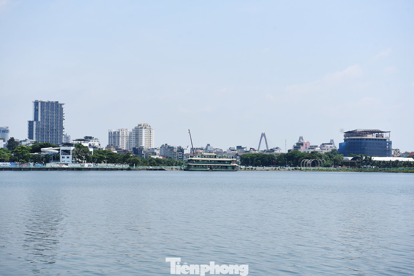 Hồ Tây sẽ trở nên đẹp, phong quang sau khi dỡ bỏ nốt du thuyền "ma" cuối cùng