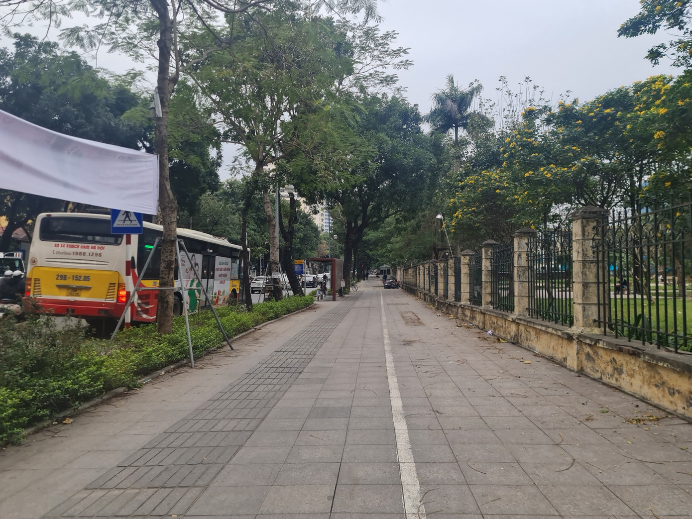 Trước đó, Chủ tịch UBND quận Ba Đình Tạ Nam Chiến đã yêu cầu UBND 14 phường trên địa bàn quận chủ trì, phối hợp với Đội Thanh tra Giao thông quận kiểm tra, rà soát các tuyến phố, tuyệt đối không để xảy ra tình trạng dừng đỗ xe trên hè phố.