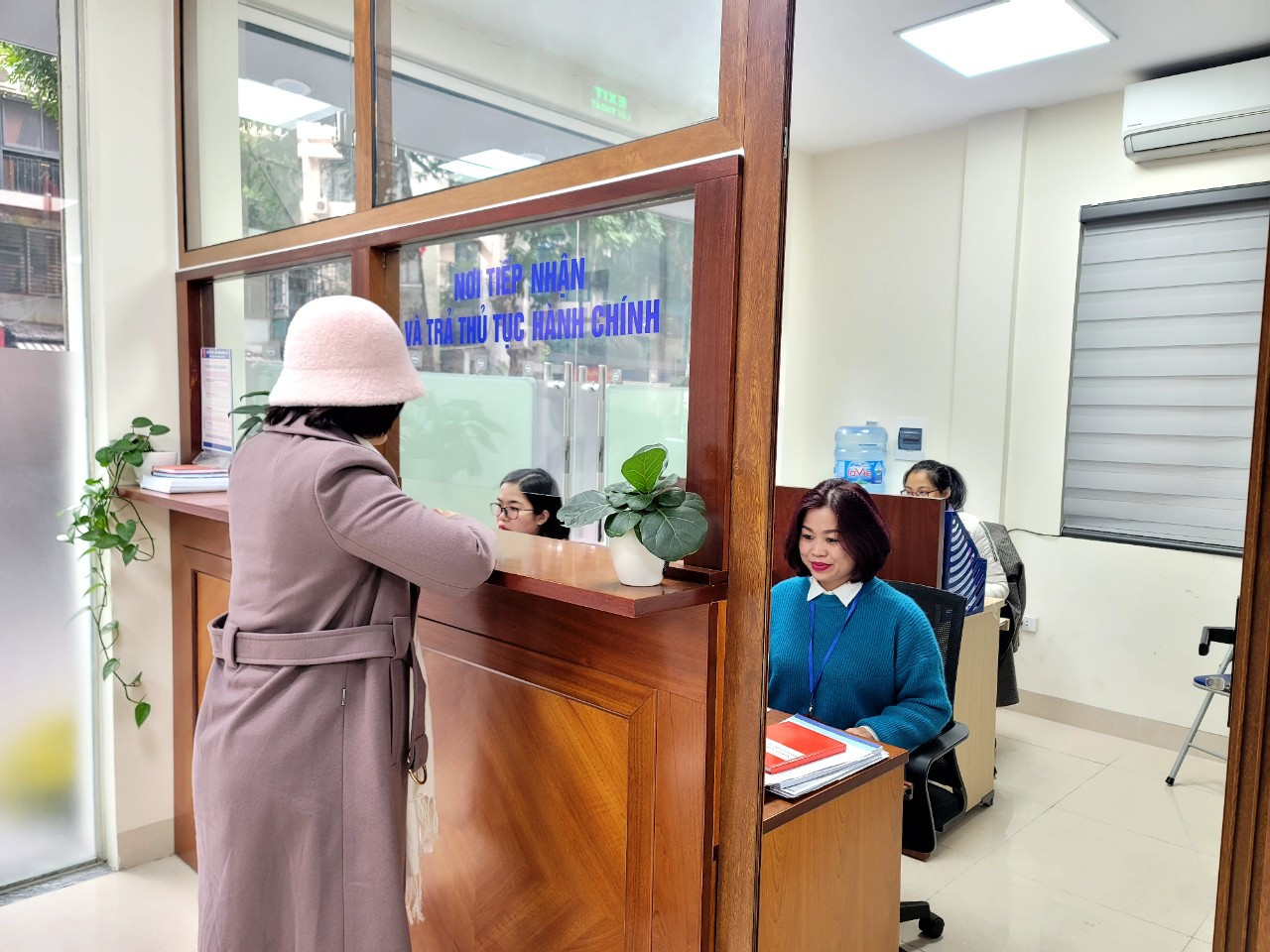 Ông Nguyễn Xuân Quyết, Chủ tịch UBND phường Phan Chu Trinh (quận Hoàn Kiếm) cho biết, từ 7h30 tất cả cán bộ phường đã có mặt tại trụ sở, không có ai vắng mặt. Đúng 8h mọi công việc vận hành bình thường.