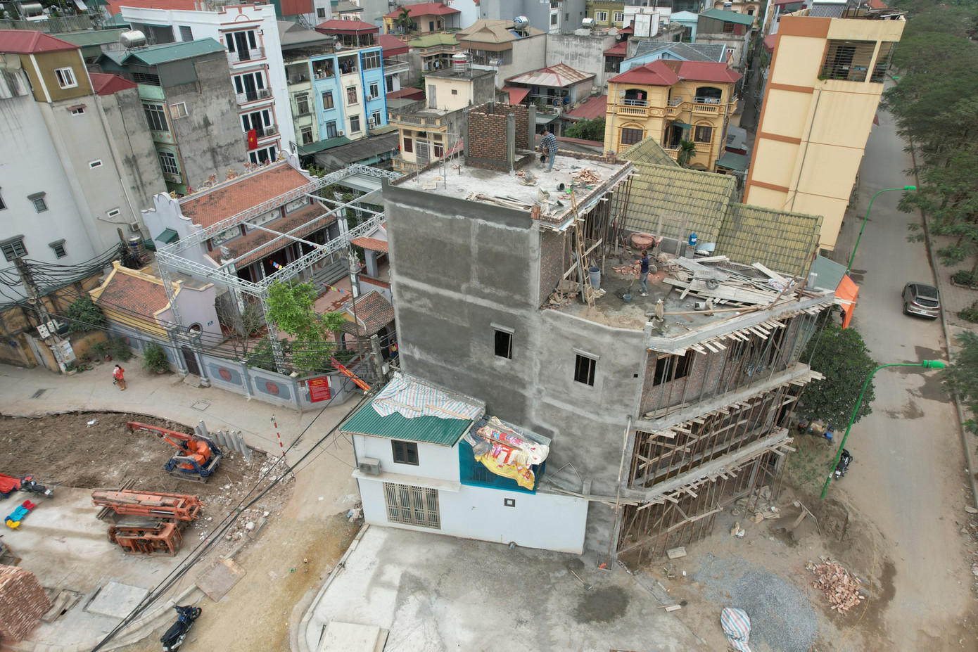 "Phần công trình gồm 1 tầng và mái tôn là phần đất còn sót lại của gia đình sau giải phóng mặt bằng. Hiện công trình này không được cấp phép xây dựng", vị đại diện nói.