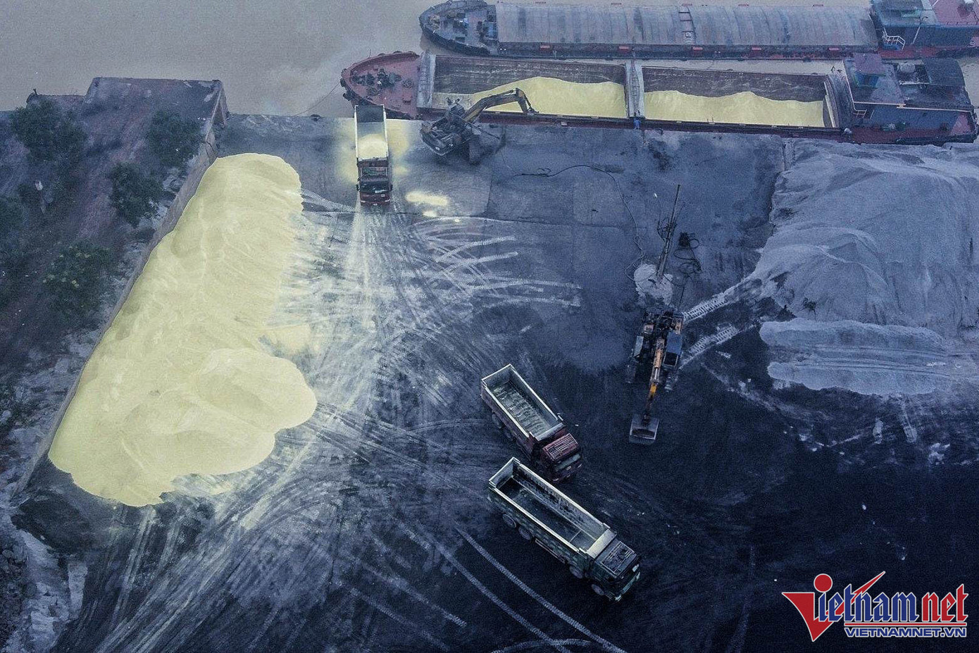 Bãi lưu huỳnh tập kết trước đó. Ảnh: Vietnamnet