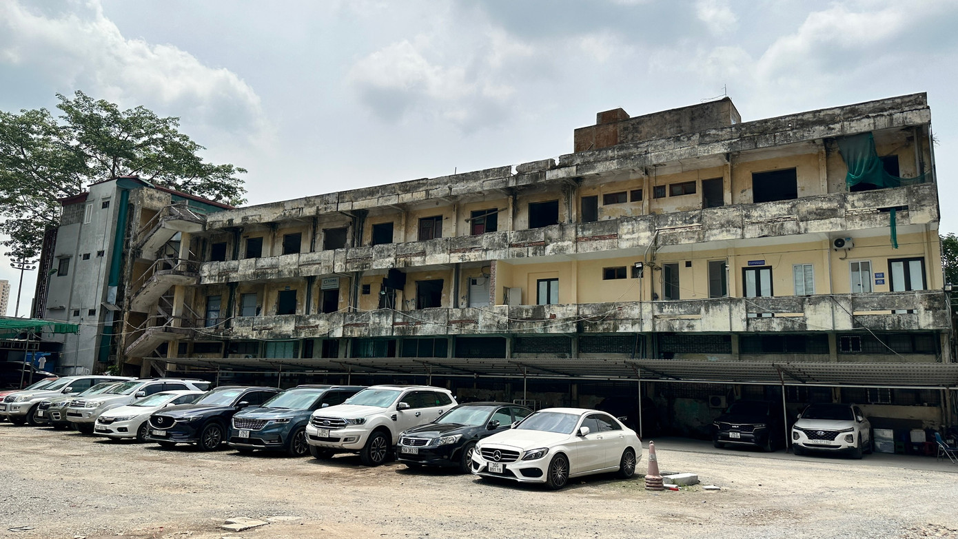 Mặt sau khối nhà 3 tầng được tận dụng trông giữ xe ô tô