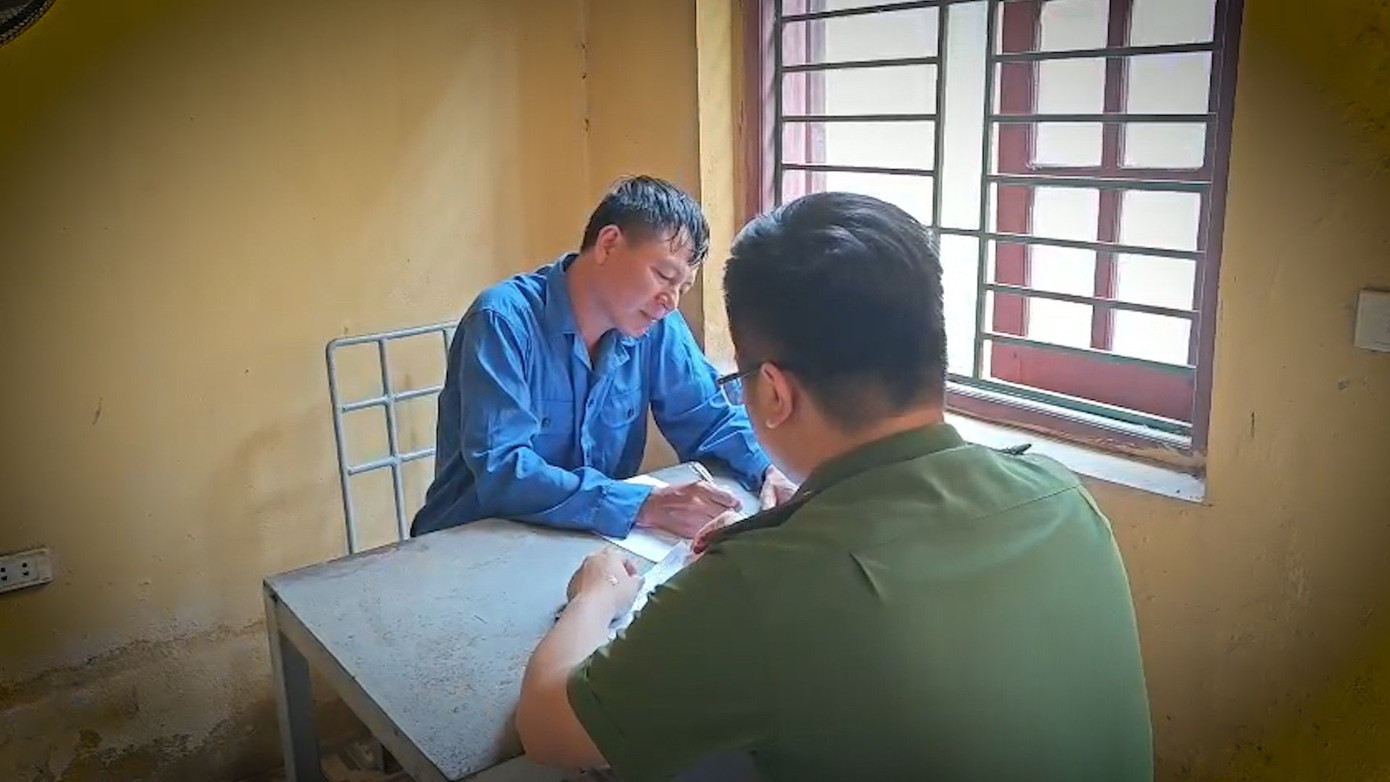 Nguyễn Mạnh Tiến tại cơ quan công an (Ảnh: Hương Ánh)