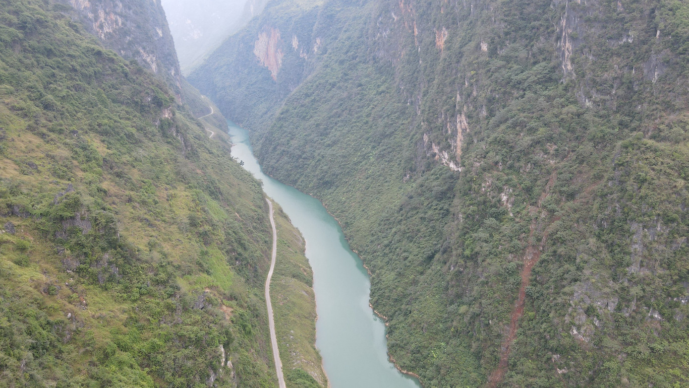 Tận dụng lòng sông Nho Quế, anh Hùng tiếp tục đầu tư tàu phục vụ du khách. Nhờ đó kinh tế cải thiện, bà con người H&apos;Mông xã Khâu Vai có công ăn việc làm. Nghèo giảm, tệ nạn cũng giảm theo.