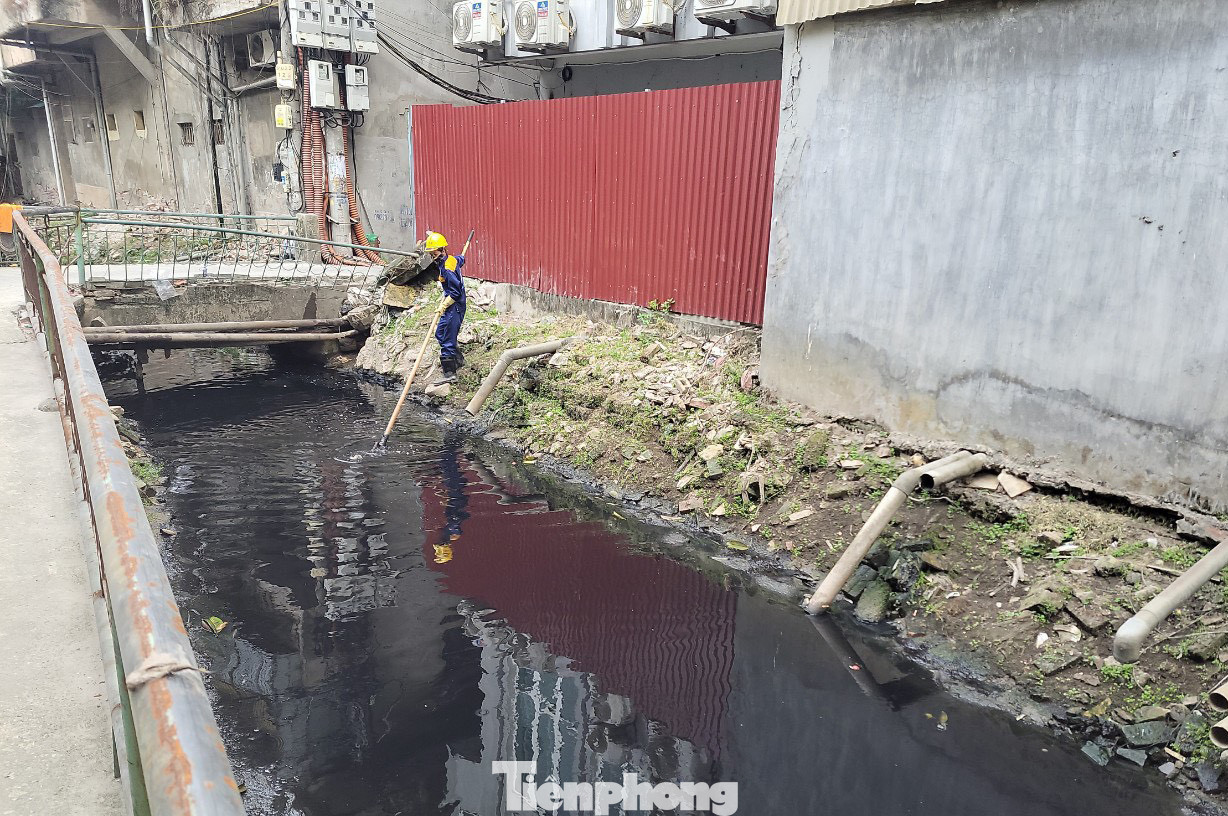 Công nhân của xí nghiệp thoát nước đang thực hiện vớt rác hằng ngày tại mương Thụy Khuê
